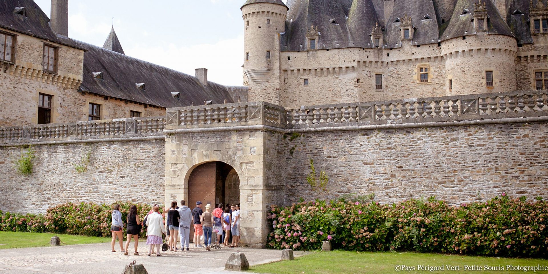 chateau-jumilhac-le-grand-aspect-ratio-2000-1000