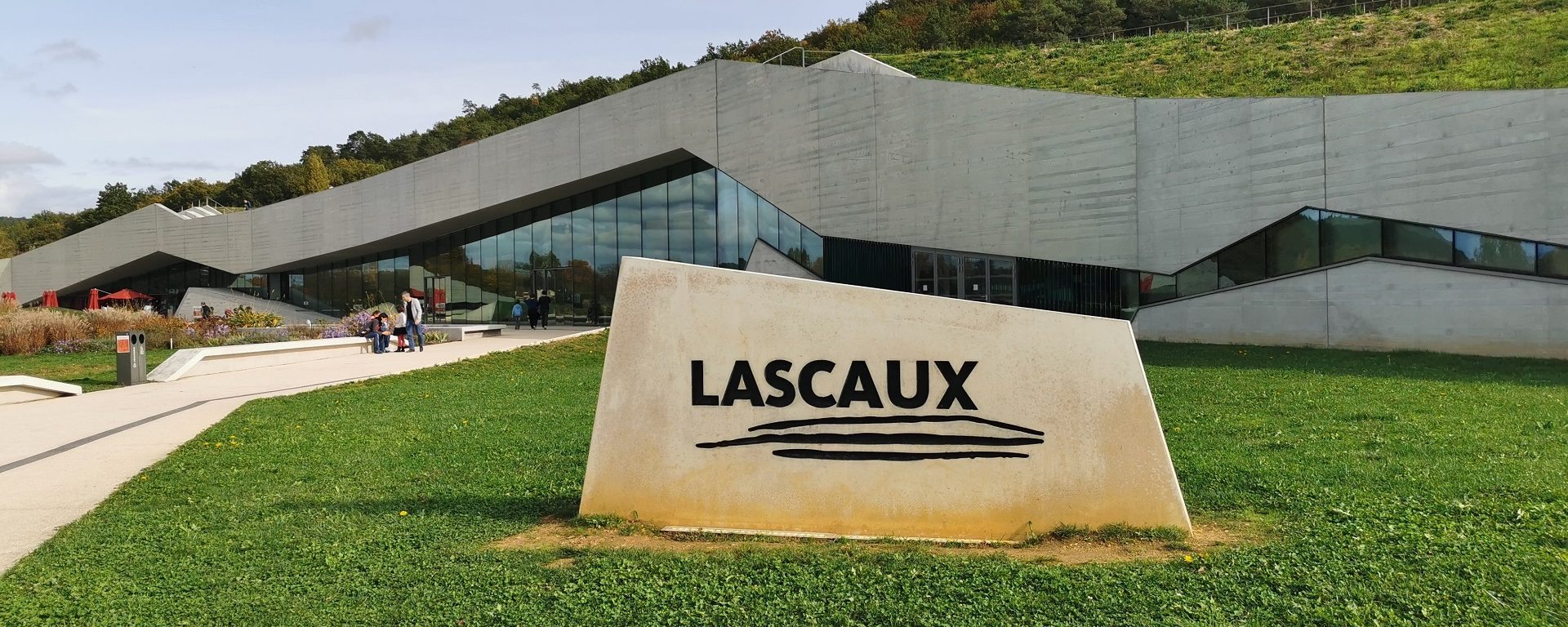 grotte-de-lascaux-exterieurotpl-aspect-ratio-2000-800