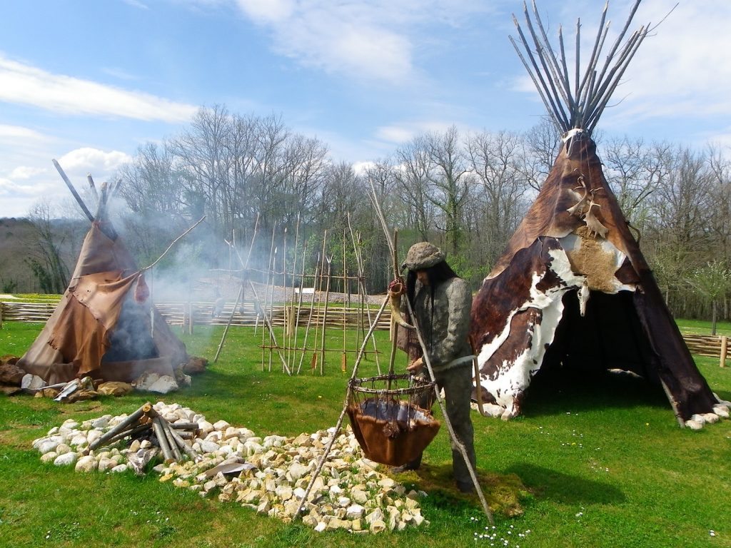 hutte-fumoir-campement-prehistorique-grotte-villars