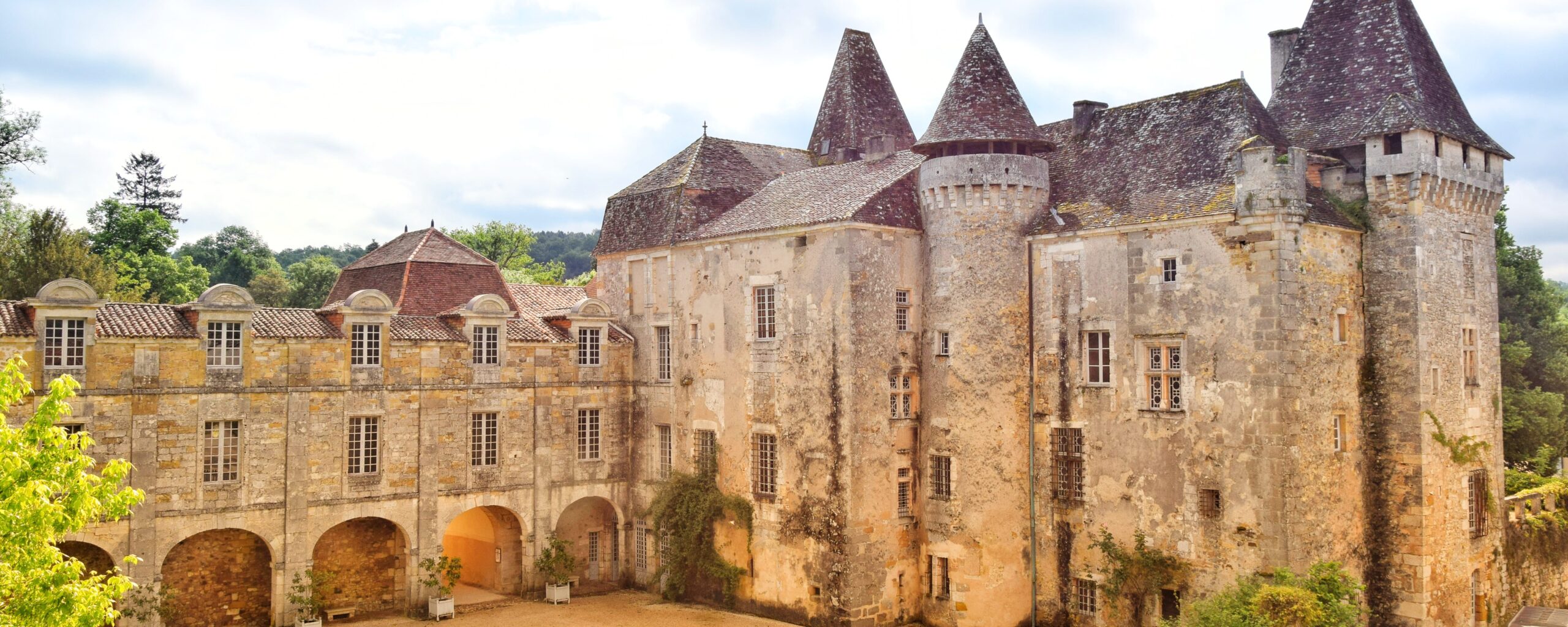 saint-jean-de-cole-chateau-la-marthonieot-perigordlimousin-scaled-aspect-ratio-2000-800