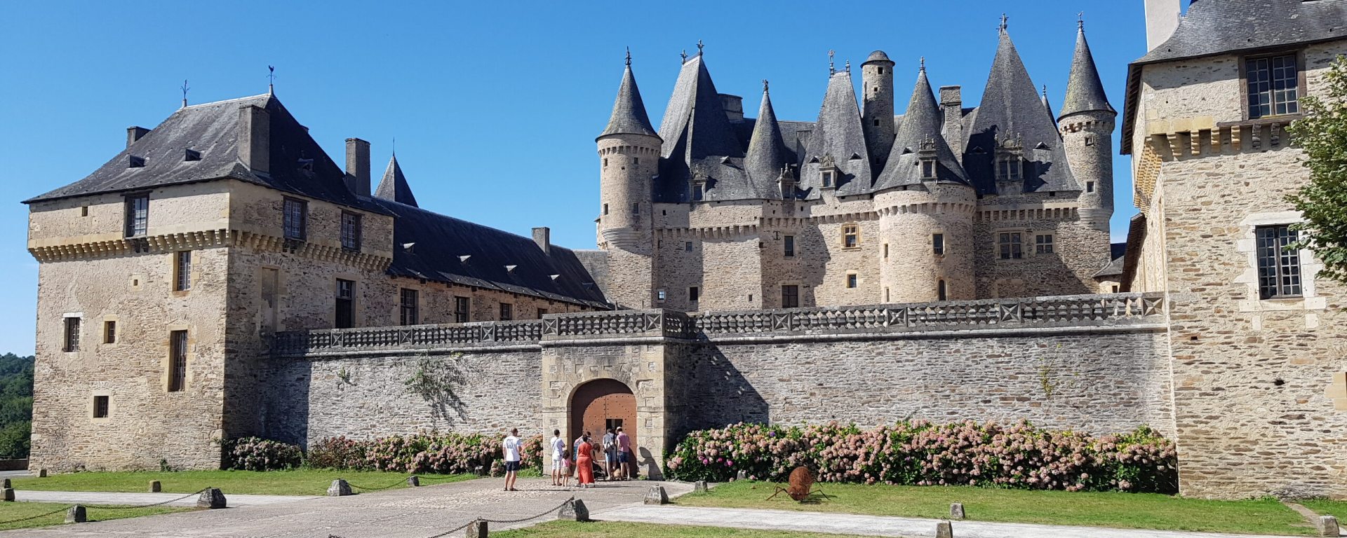 perigord-dordogne-limousin-chateau-jumilhac-exterieur-_ot-perigordlimousin-aspect-ratio-2000-800