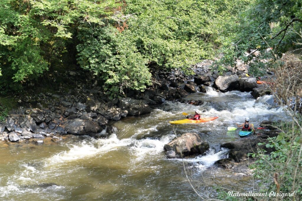 kayak-en-eau-vives-naturellement-perigord
