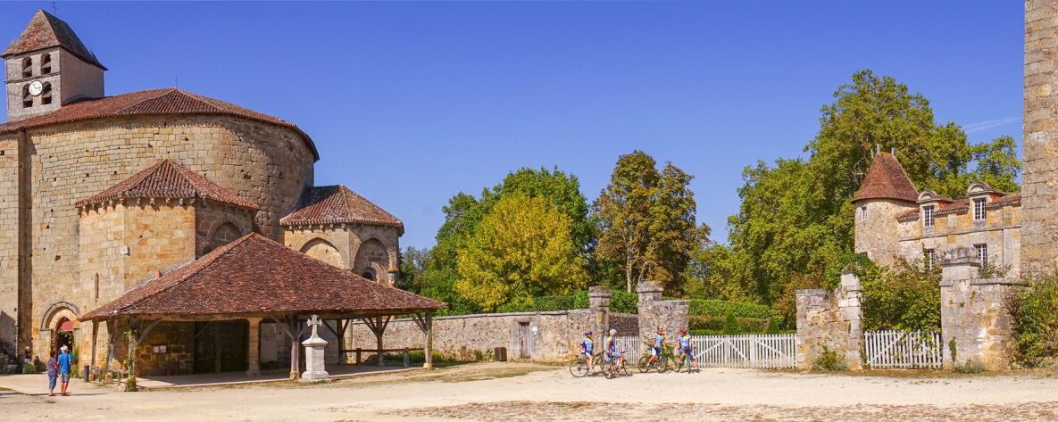 saint-jean-de-cole-eglise-chateau-scaled-aspect-ratio-2000-800