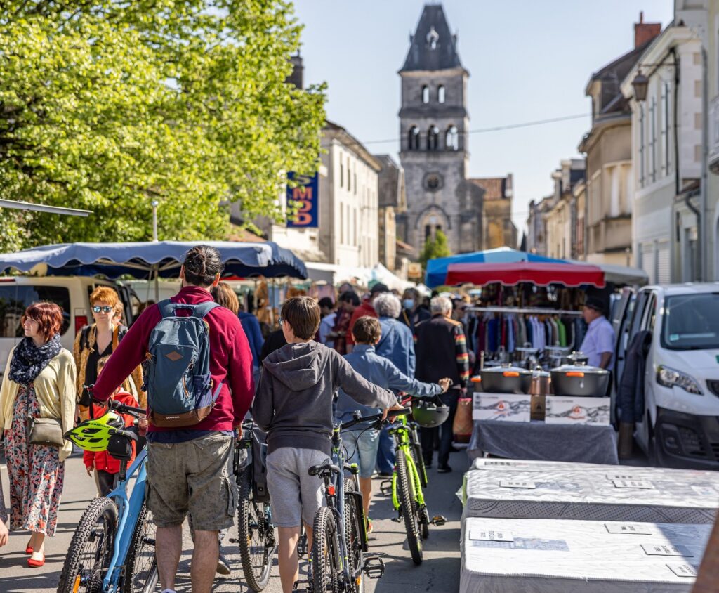 site-web-2022-06-thiviers-9eme-plus-beau-marche-de-france-fs6a8508-experience-flow-velodeclicdecolle