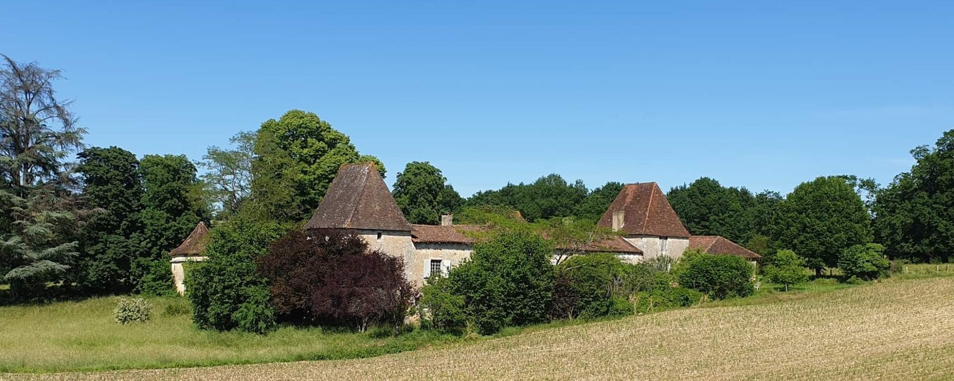 chateau-la-guionie-03-aspect-ratio-2000-800